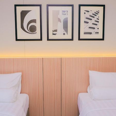 Front One King Hotel Tuban Tuban  Esterno foto