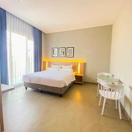 Front One King Hotel Tuban Tuban  Esterno foto