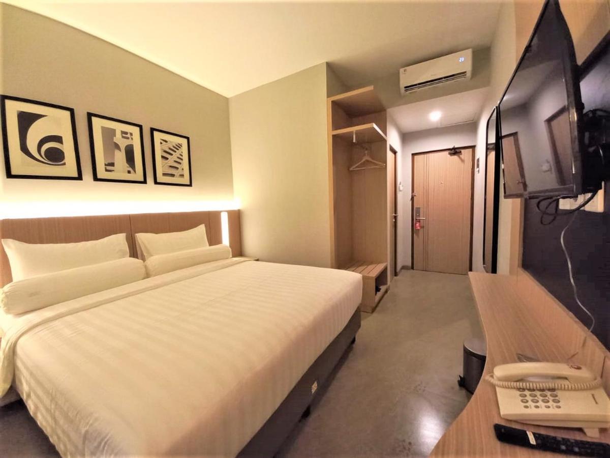 Front One King Hotel Tuban Tuban  Esterno foto