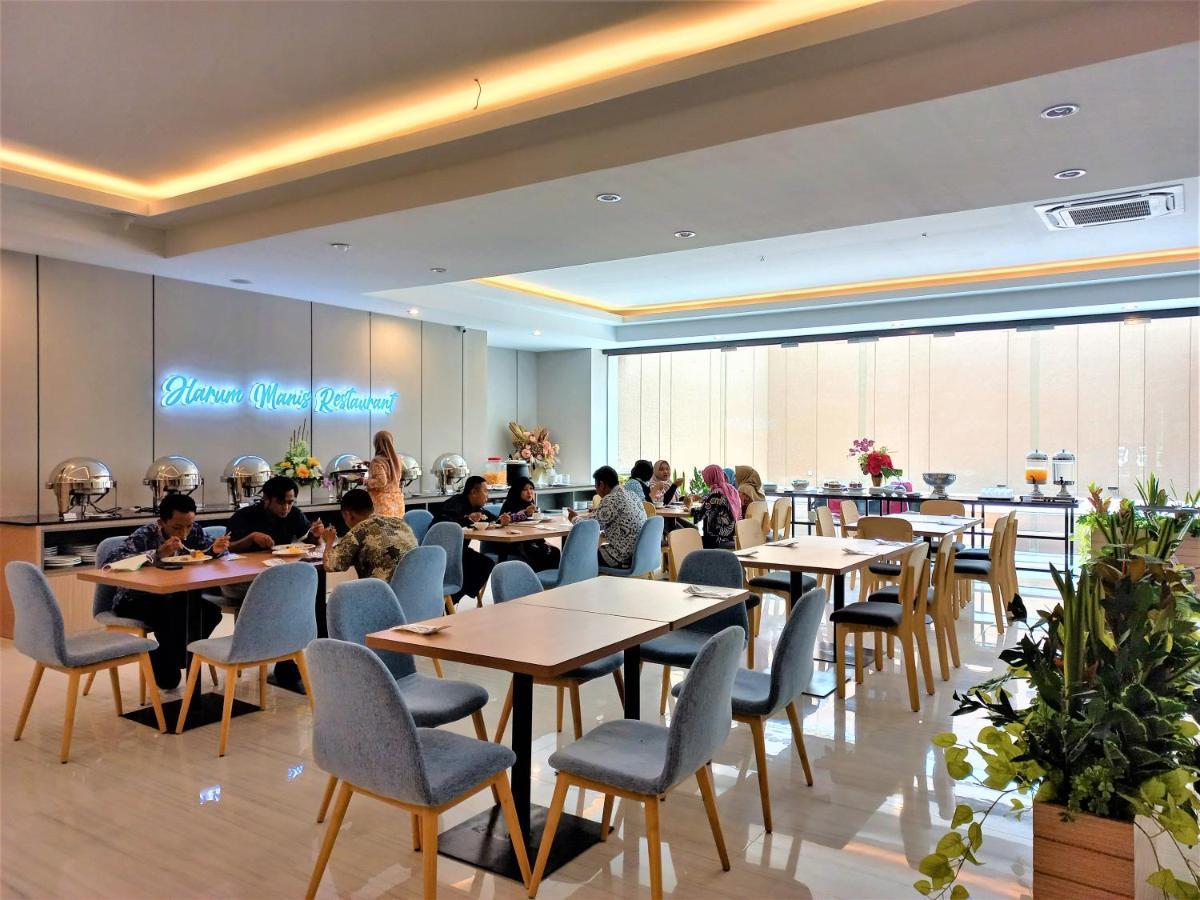 Front One King Hotel Tuban Tuban  Esterno foto