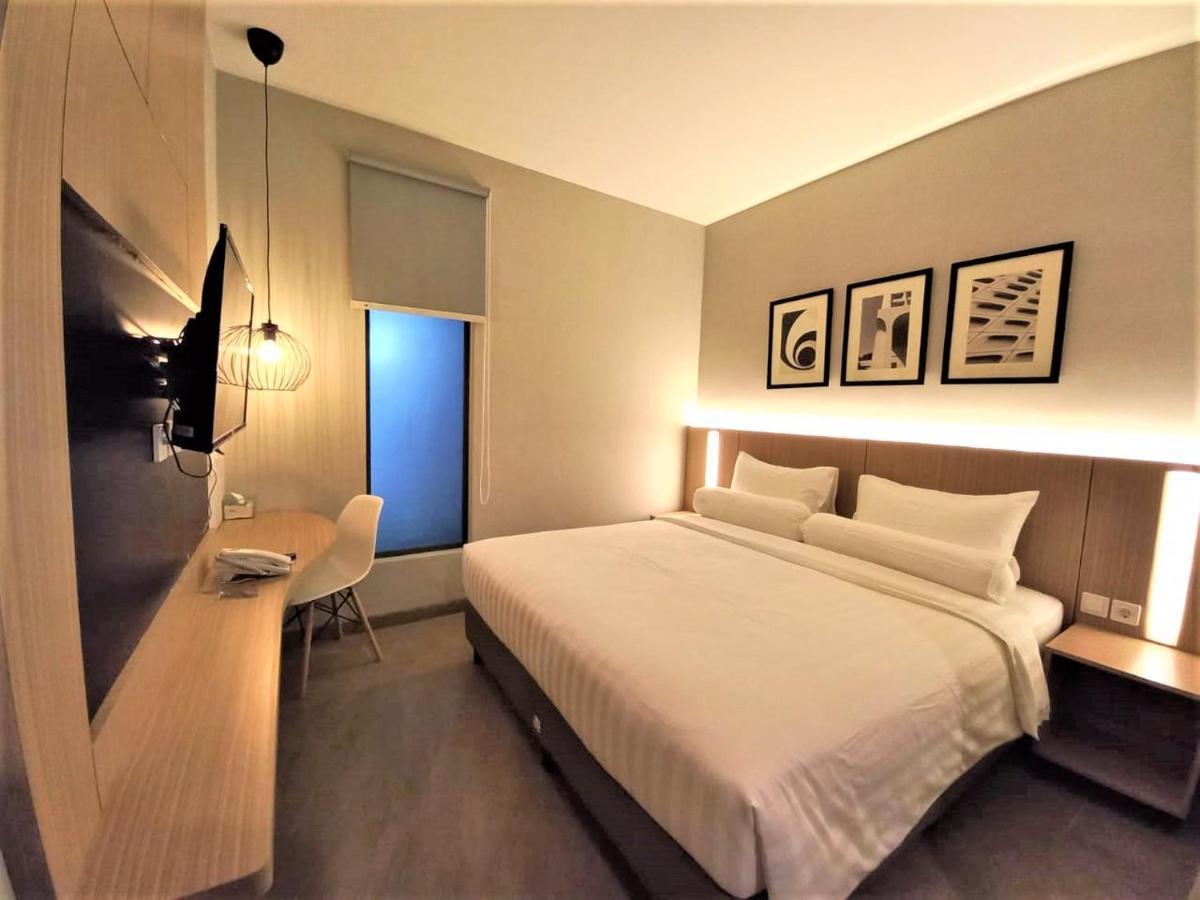 Front One King Hotel Tuban Tuban  Esterno foto