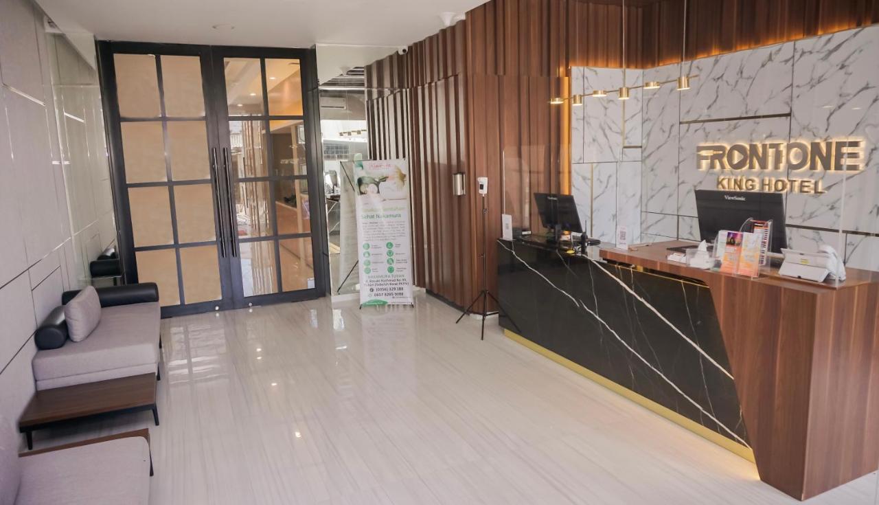 Front One King Hotel Tuban Tuban  Esterno foto