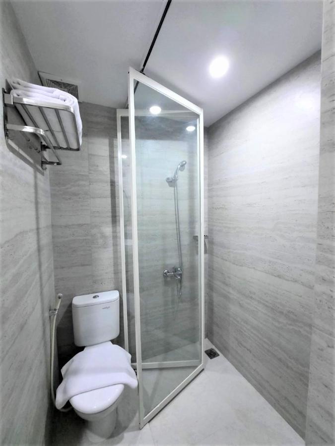Front One King Hotel Tuban Tuban  Esterno foto