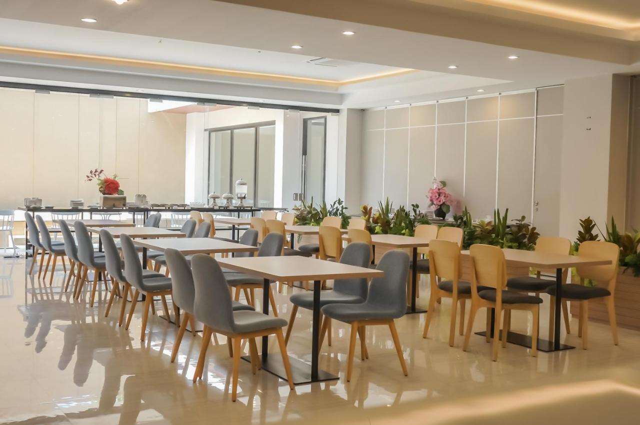 Front One King Hotel Tuban Tuban  Esterno foto