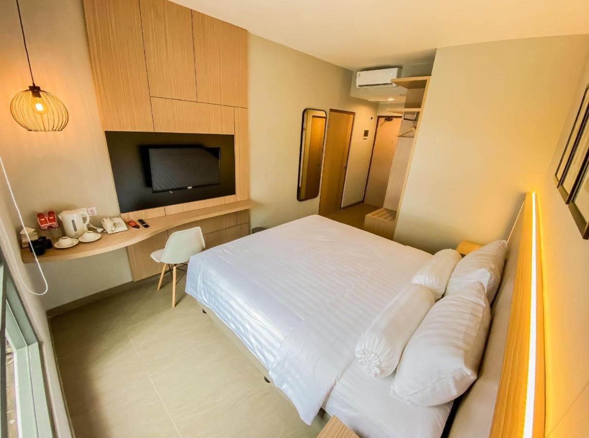 Front One King Hotel Tuban Tuban  Esterno foto
