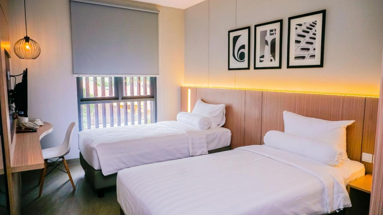 Front One King Hotel Tuban Tuban  Esterno foto