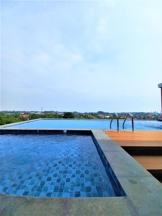Front One King Hotel Tuban Tuban  Esterno foto