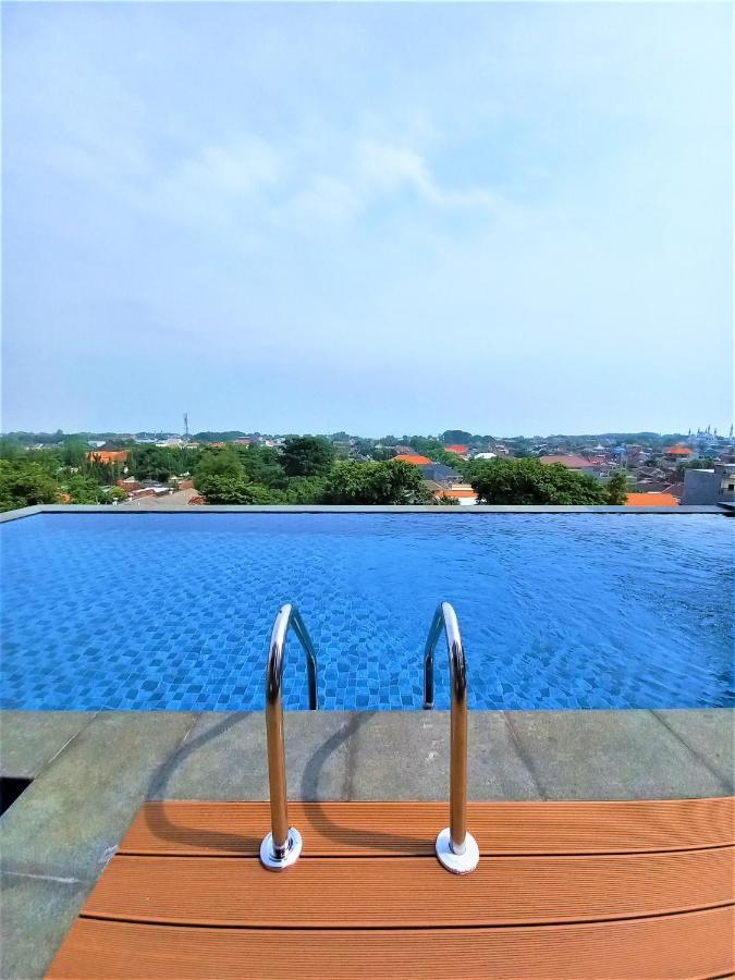 Front One King Hotel Tuban Tuban  Esterno foto
