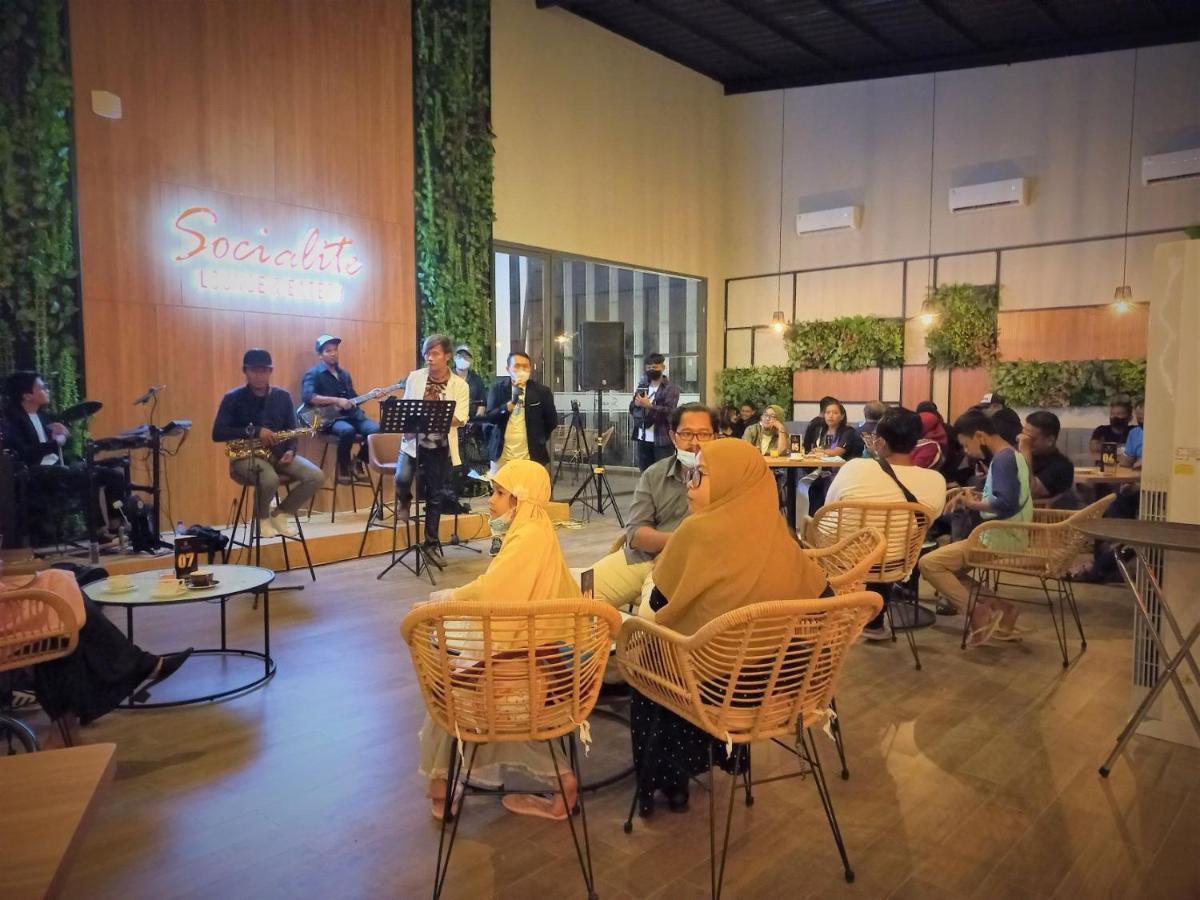 Front One King Hotel Tuban Tuban  Esterno foto