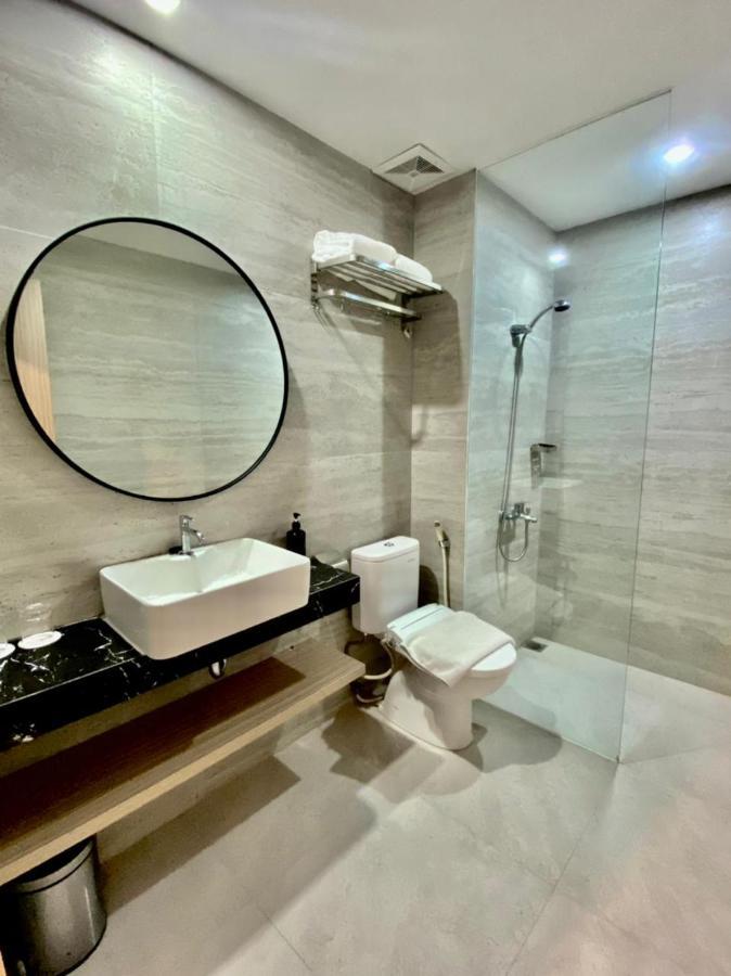 Front One King Hotel Tuban Tuban  Esterno foto