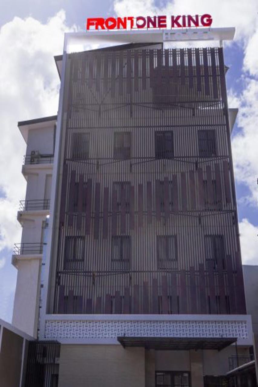 Front One King Hotel Tuban Tuban  Esterno foto