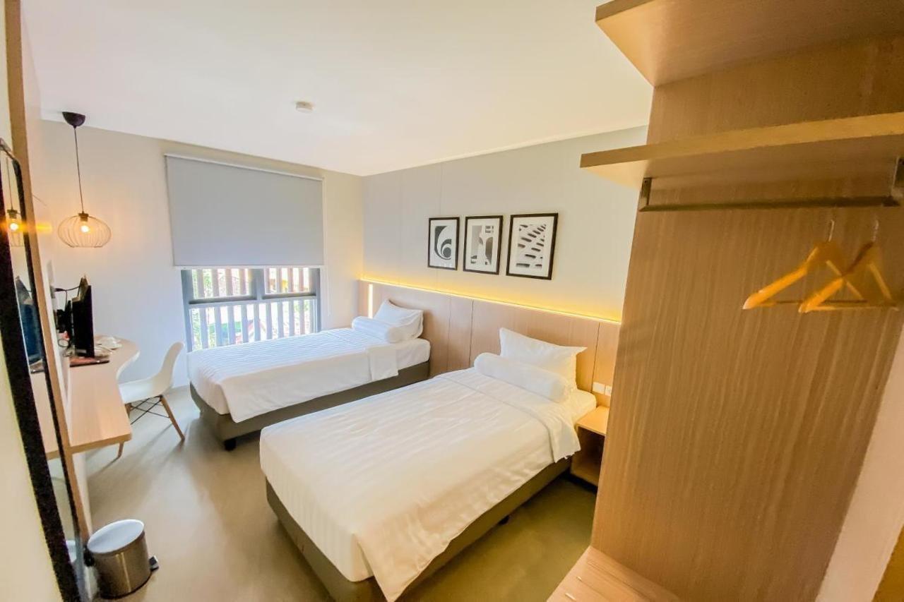 Front One King Hotel Tuban Tuban  Esterno foto