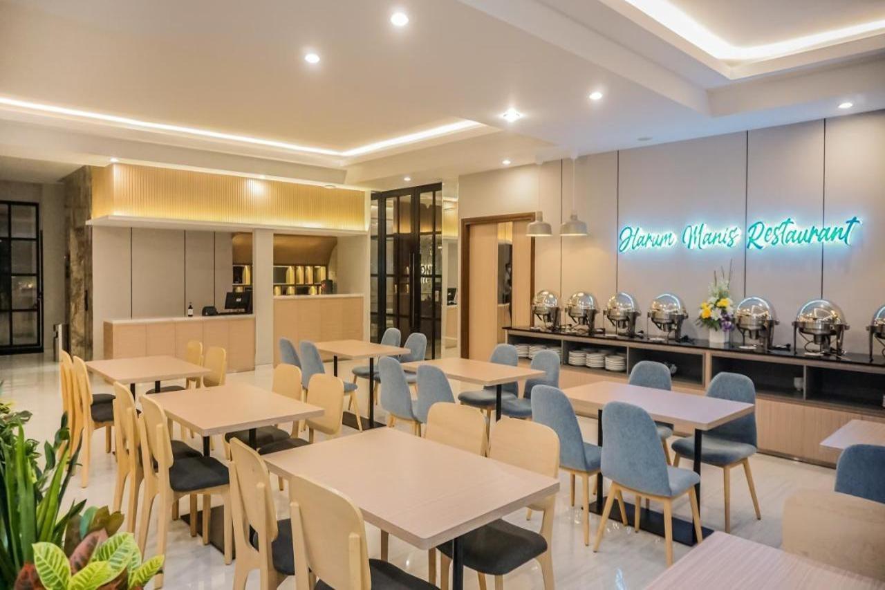 Front One King Hotel Tuban Tuban  Esterno foto