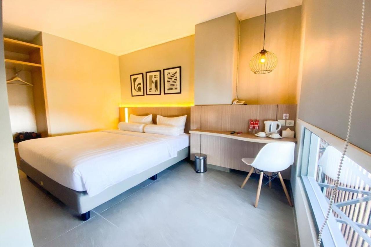Front One King Hotel Tuban Tuban  Esterno foto