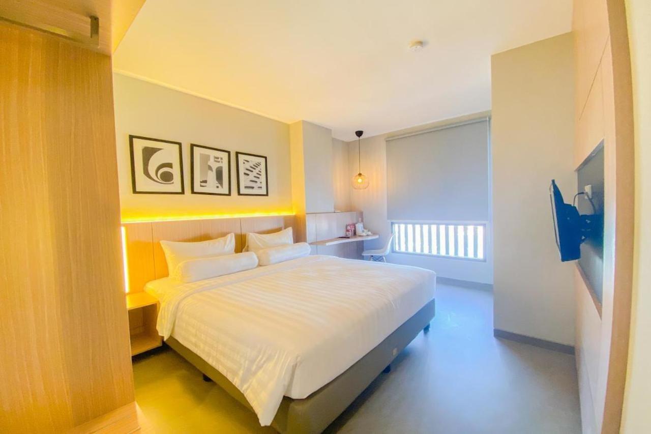 Front One King Hotel Tuban Tuban  Esterno foto