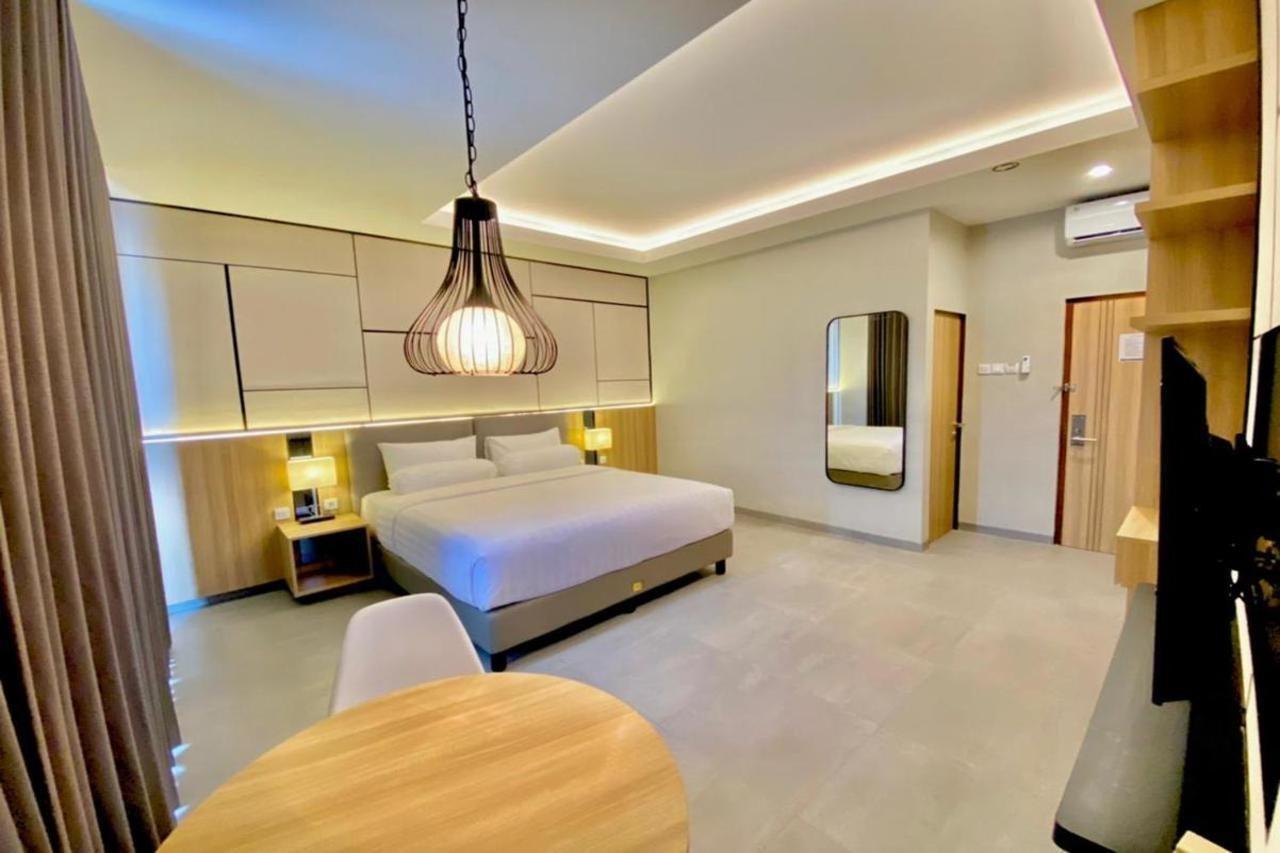 Front One King Hotel Tuban Tuban  Esterno foto