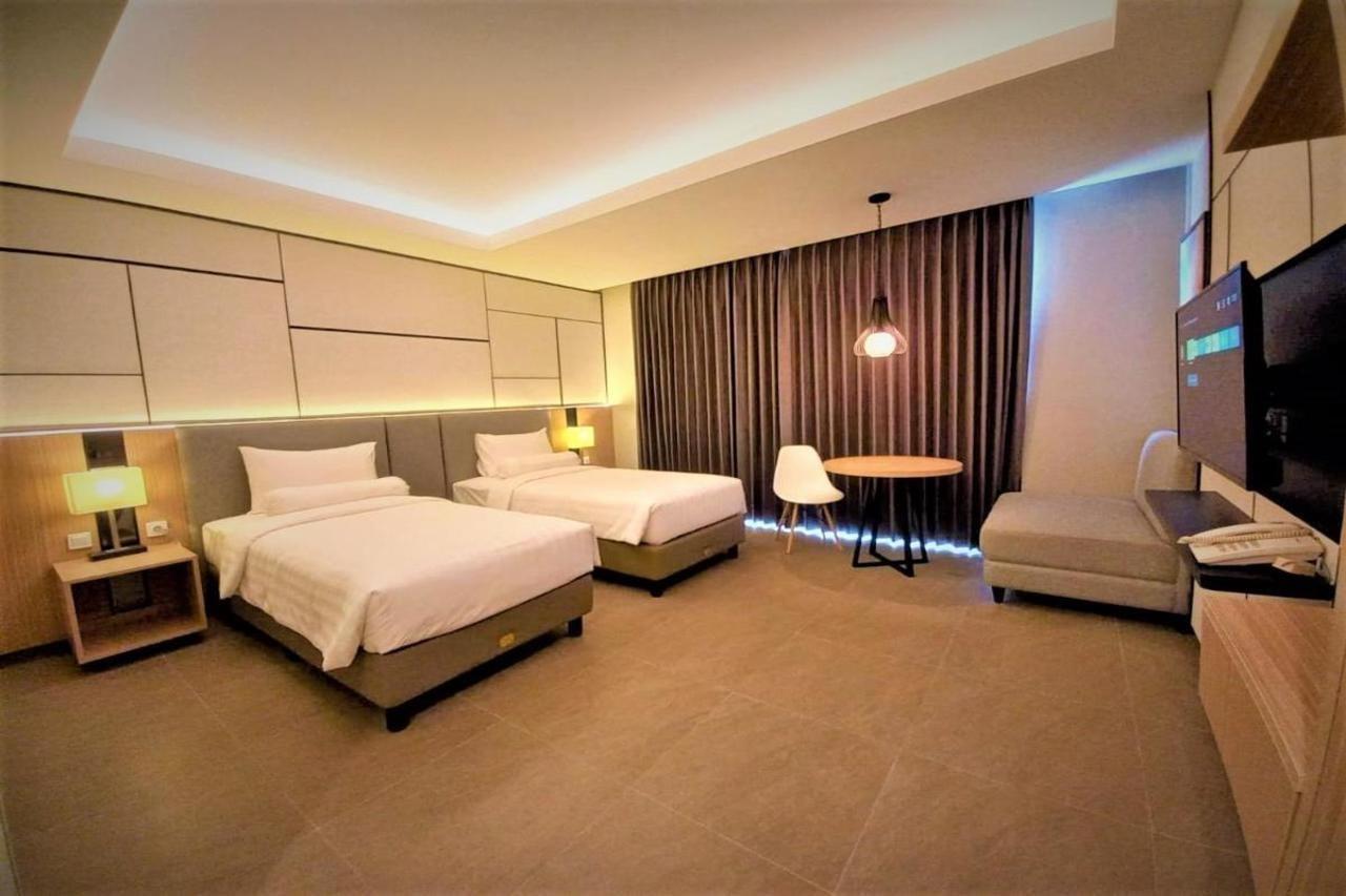Front One King Hotel Tuban Tuban  Esterno foto