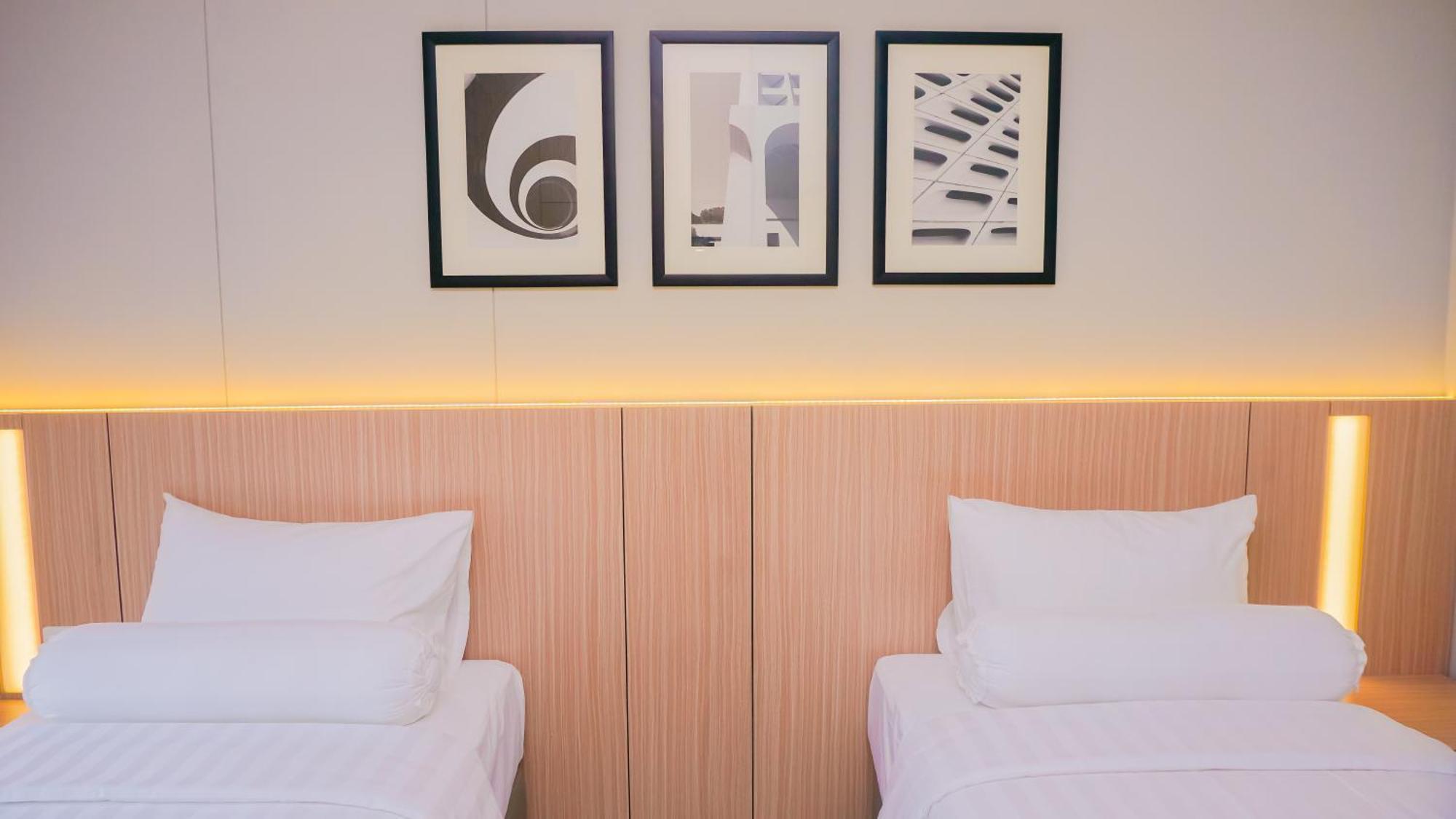 Front One King Hotel Tuban Tuban  Esterno foto