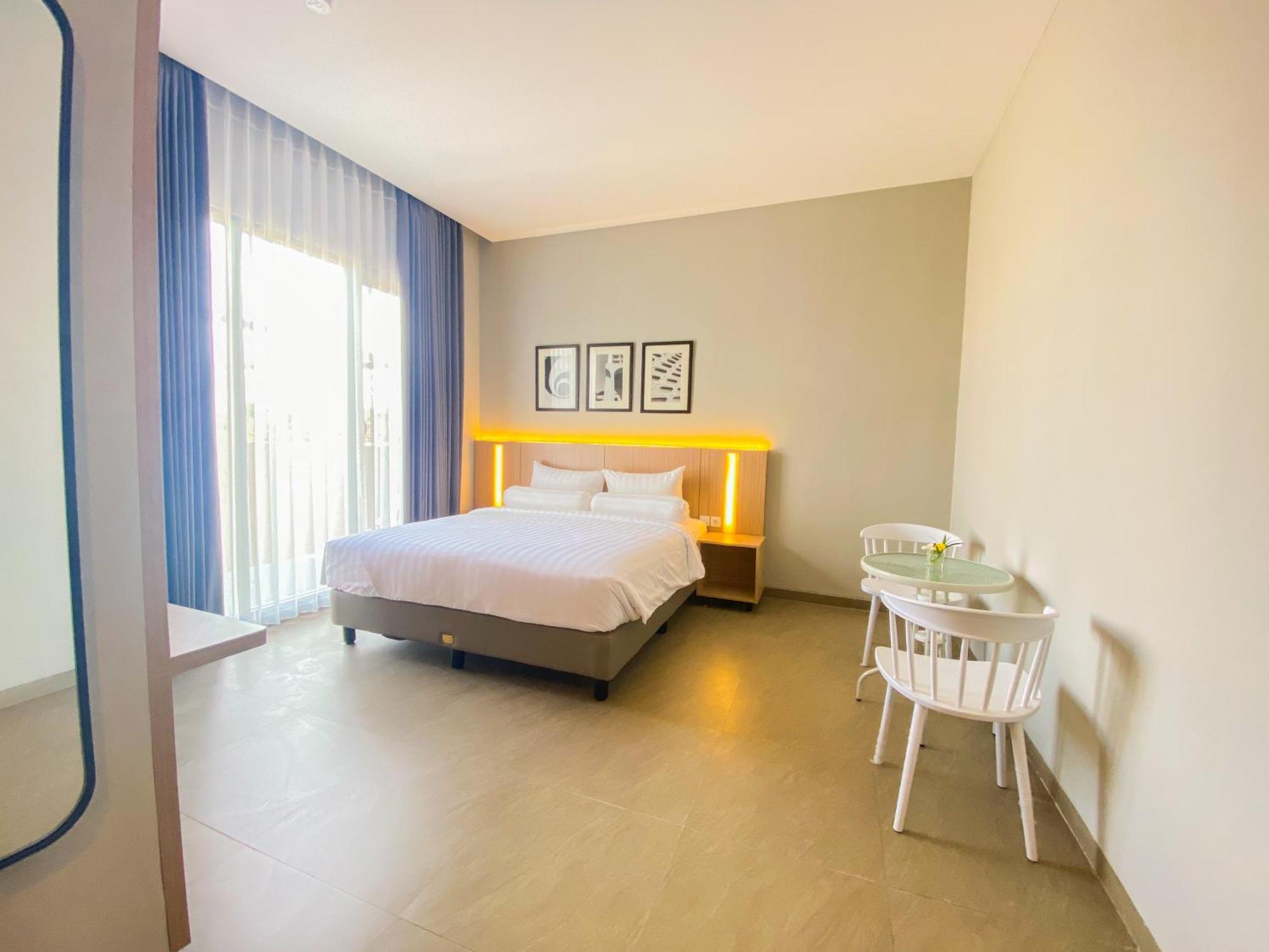 Front One King Hotel Tuban Tuban  Esterno foto